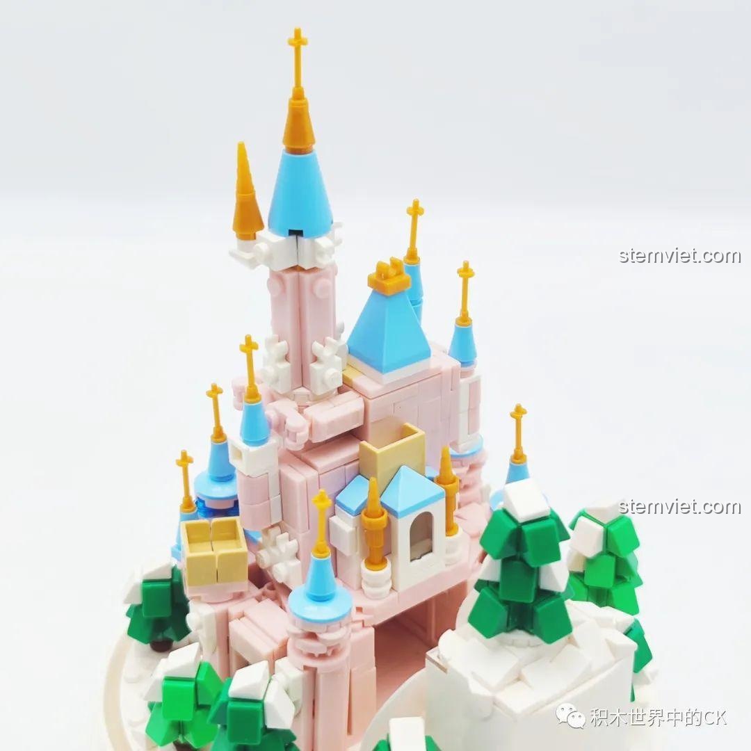 Cận cảnh phần đỉnh lâu đài và các chi tiết xung quanh, thể hiện sự hoàn thiện của mô hình ZHEGAO 01043 Lâu đài Pha Lê.