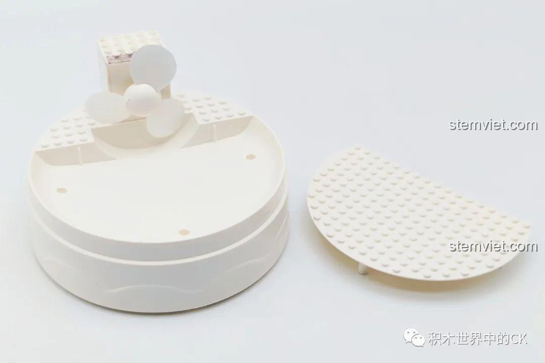 Cận cảnh đế lắp ráp của bộ ZHEGAO 01043 Lâu đài Pha Lê, nơi đặt các mảnh ghép và hệ thống phát nhạc, đèn LED.