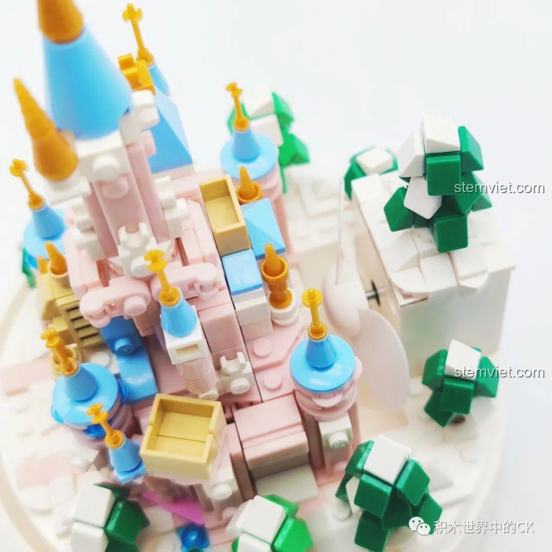 Mô hình ZHEGAO 01043 Lâu đài Pha Lê với hiệu ứng tuyết rơi bên trong vòm kính, tạo cảnh quan sống động và kỳ ảo.