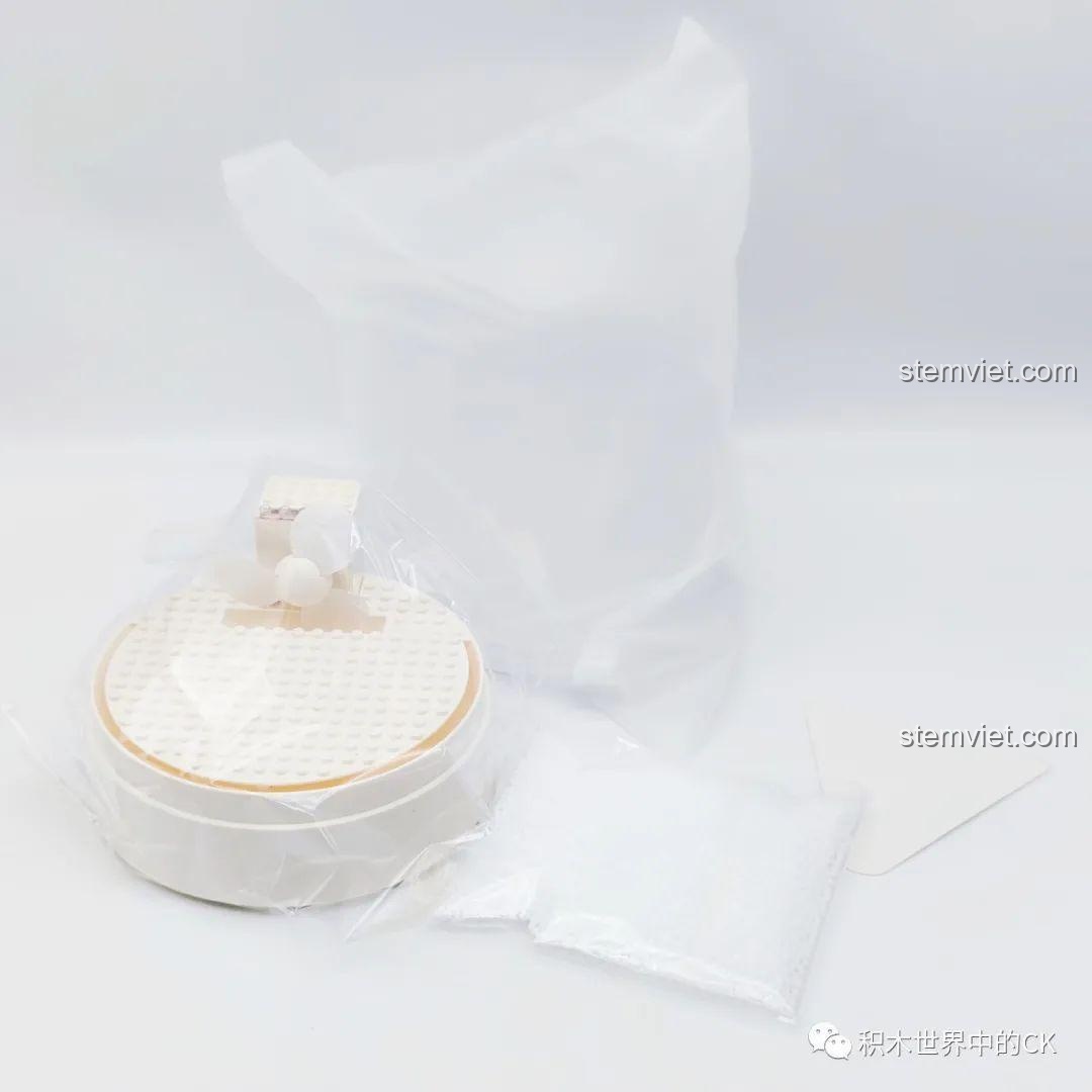 Các phụ kiện đặc biệt của bộ ZHEGAO 01043 Lâu đài Pha Lê bao gồm đế phát nhạc, vòm kính và hạt tuyết giả.