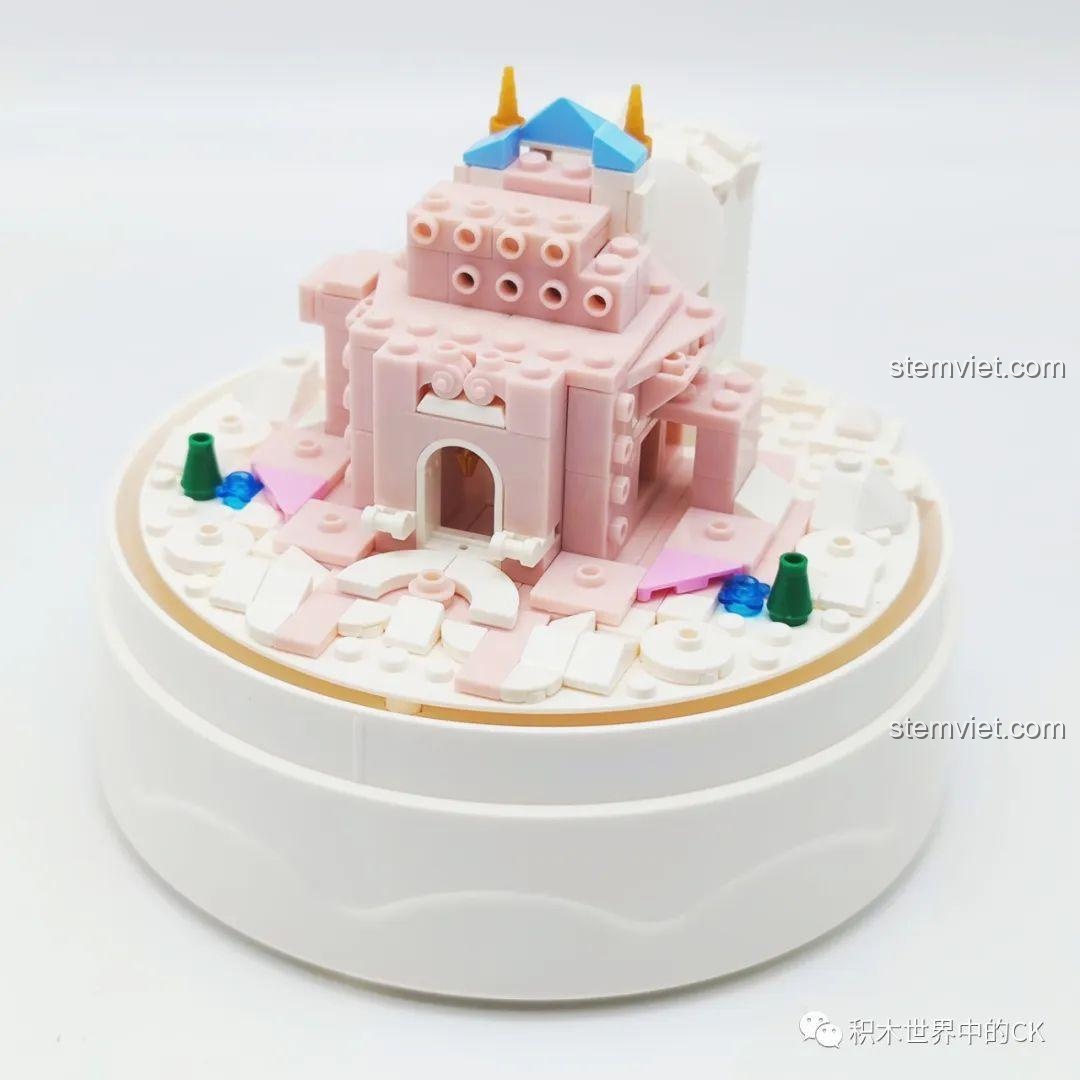 Giai đoạn đầu của quá trình lắp ráp bộ ZHEGAO 01043 Lâu đài Pha Lê, hình thành phần móng và cấu trúc cơ bản.