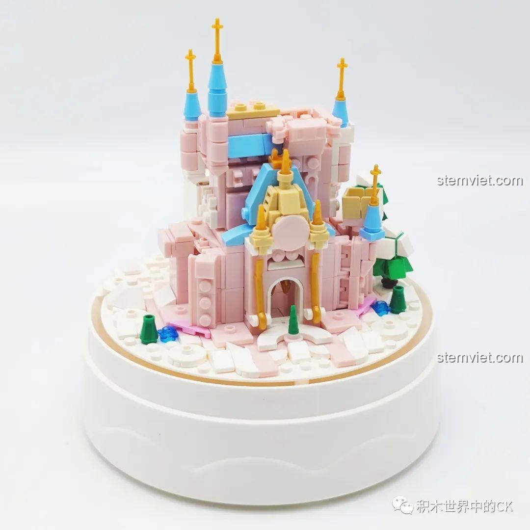 Quá trình lắp ráp bộ ZHEGAO 01043 Lâu đài Pha Lê tiếp tục, các tầng và tháp lâu đài dần hiện rõ.
