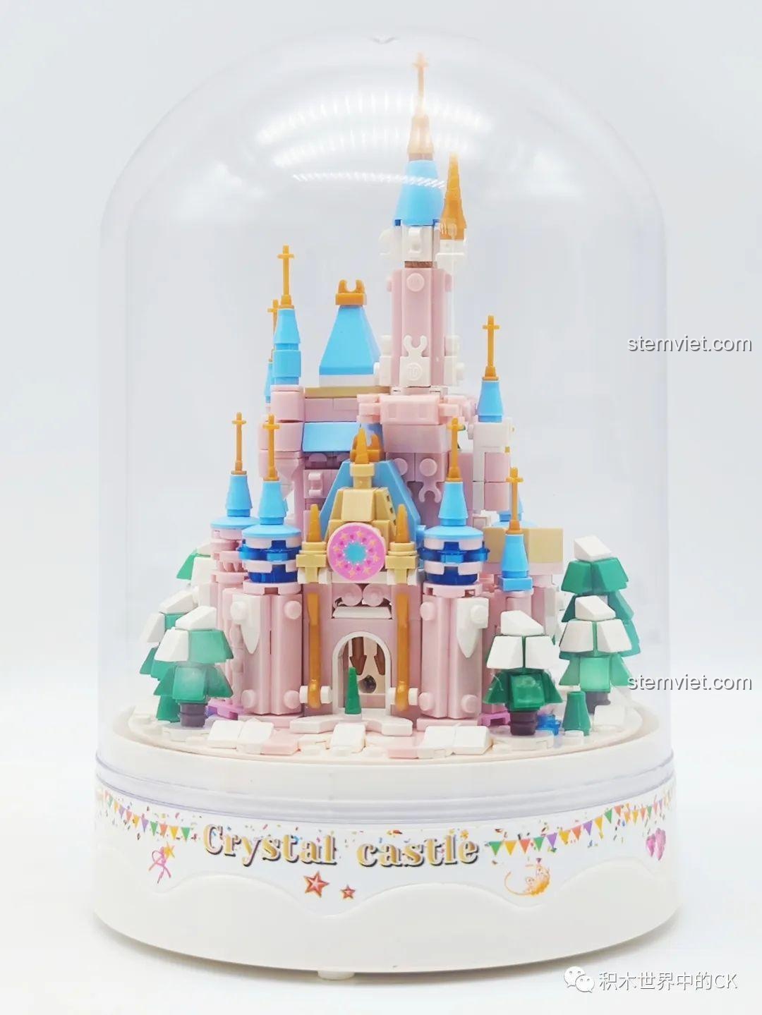 Mô hình ZHEGAO 01043 Lâu đài Pha Lê hoàn chỉnh bên trong vòm kính trong suốt, sẵn sàng trưng bày.