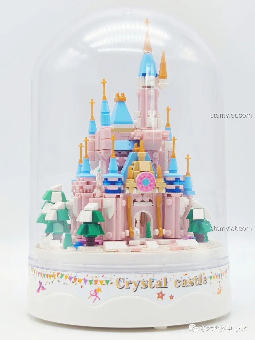 Góc nhìn khác của mô hình ZHEGAO 01043 Lâu đài Pha Lê trong vòm kính, tôn lên vẻ đẹp kiến trúc và màu sắc.