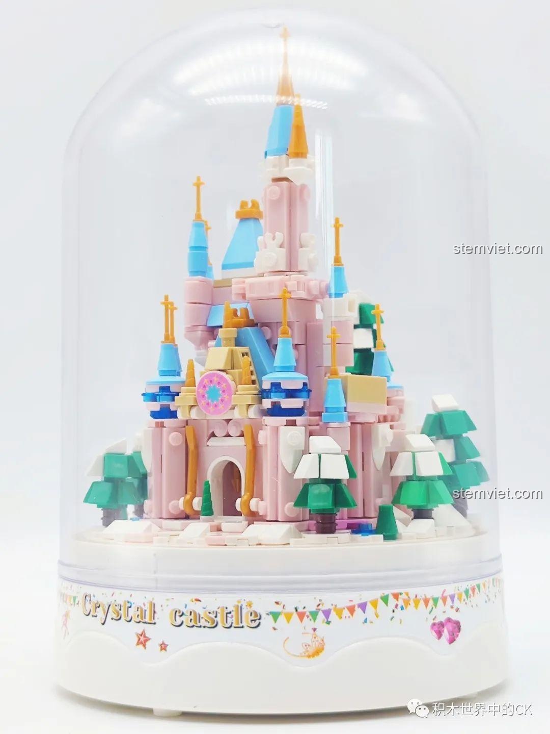 Mô hình ZHEGAO 01043 Lâu đài Pha Lê từ góc cao, nổi bật các tháp nhọn và cây xanh bao quanh.