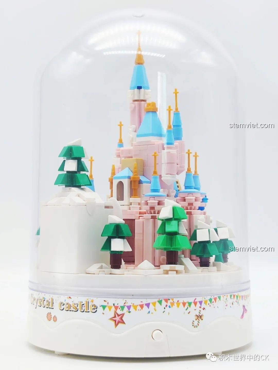 Góc nhìn ngang của mô hình ZHEGAO 01043 Lâu đài Pha Lê trong vòm kính, cho thấy sự cân đối và hài hòa.