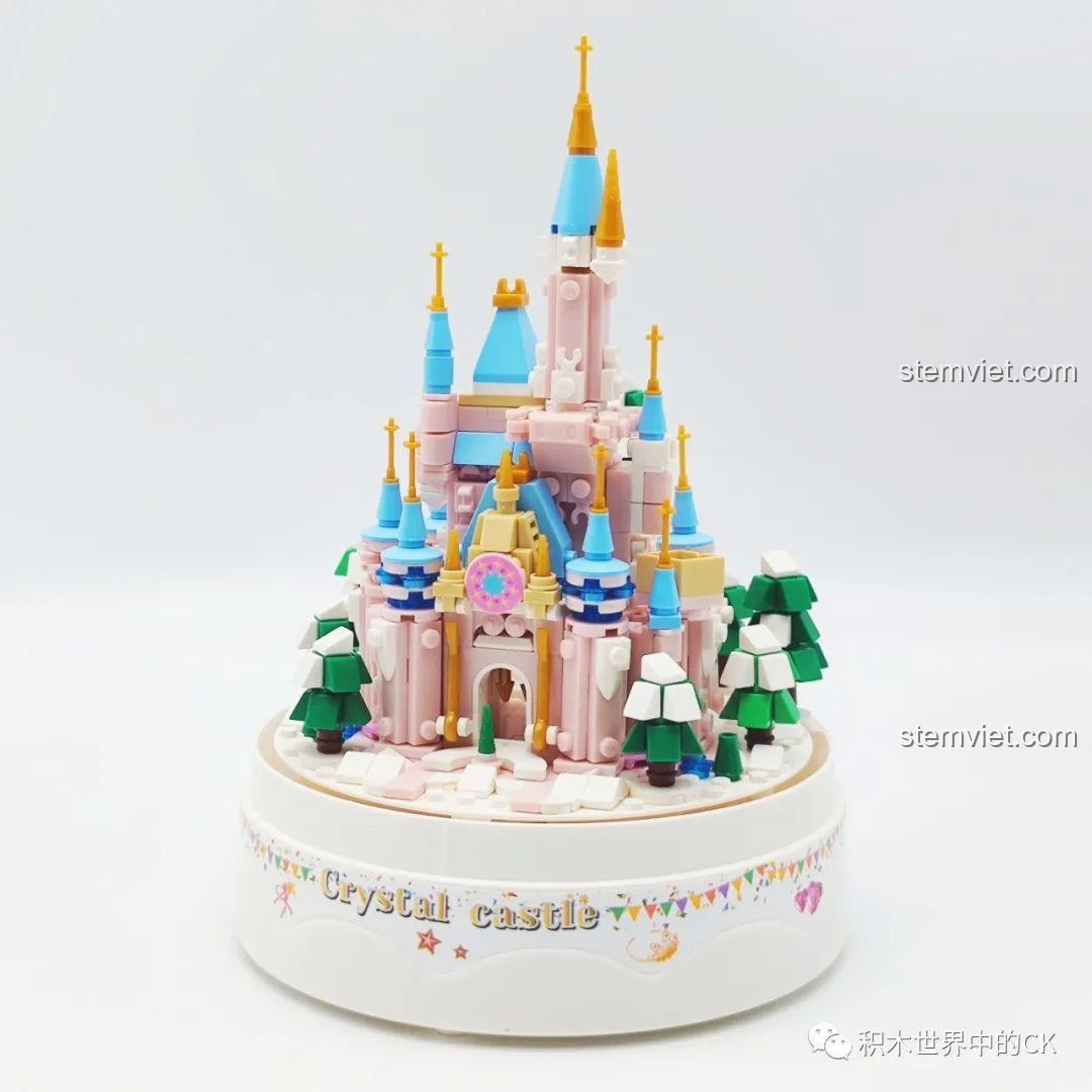 Mô hình ZHEGAO 01043 Lâu đài Pha Lê hoàn chỉnh trước khi đặt vào vòm kính, với các chi tiết cây xanh và tháp.