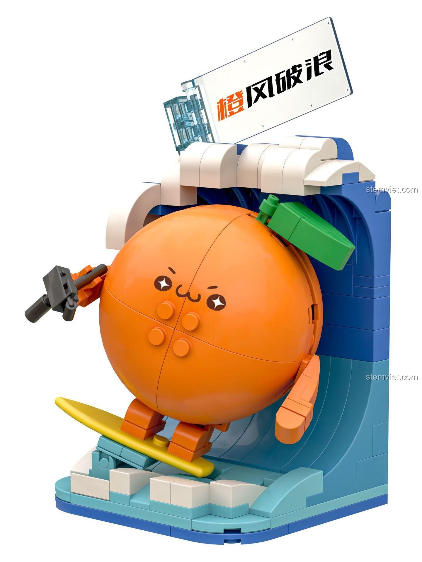 Mô hình đồ chơi xếp hình Trái Cam Lướt Ván CQQ1002 sau khi hoàn thành, với màu sắc cam và xanh dương bắt mắt, phù hợp cho cả con trai và con gái.