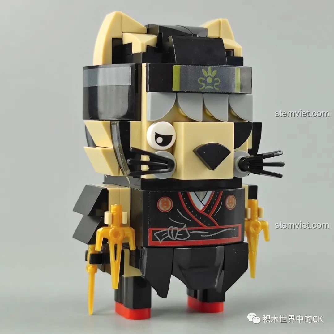 Mô hình Akita Nobunaga đã lắp ráp hoàn chỉnh từ bộ Zhegao CW2001A Mô hình Samurai Thú Cưng, nhìn từ phía trước.