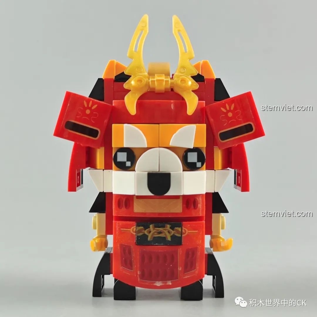 Mặt sau của mô hình Akita Nobunaga từ bộ lắp ráp Zhegao CW2001A Mô hình Samurai Thú Cưng.