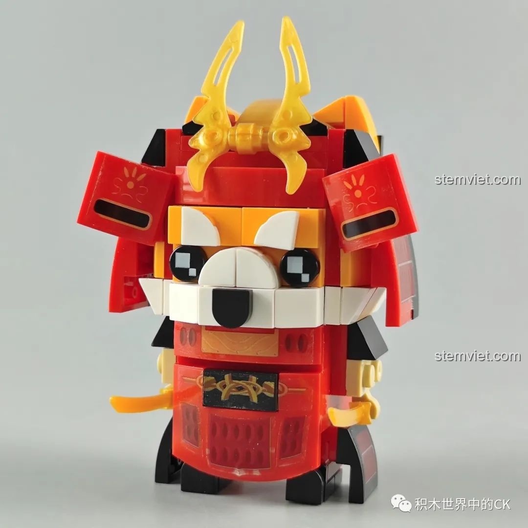 Mô hình Akita Nobunaga từ bộ lắp ráp Zhegao CW2001A Mô hình Samurai Thú Cưng, chụp góc nghiêng bên phải.