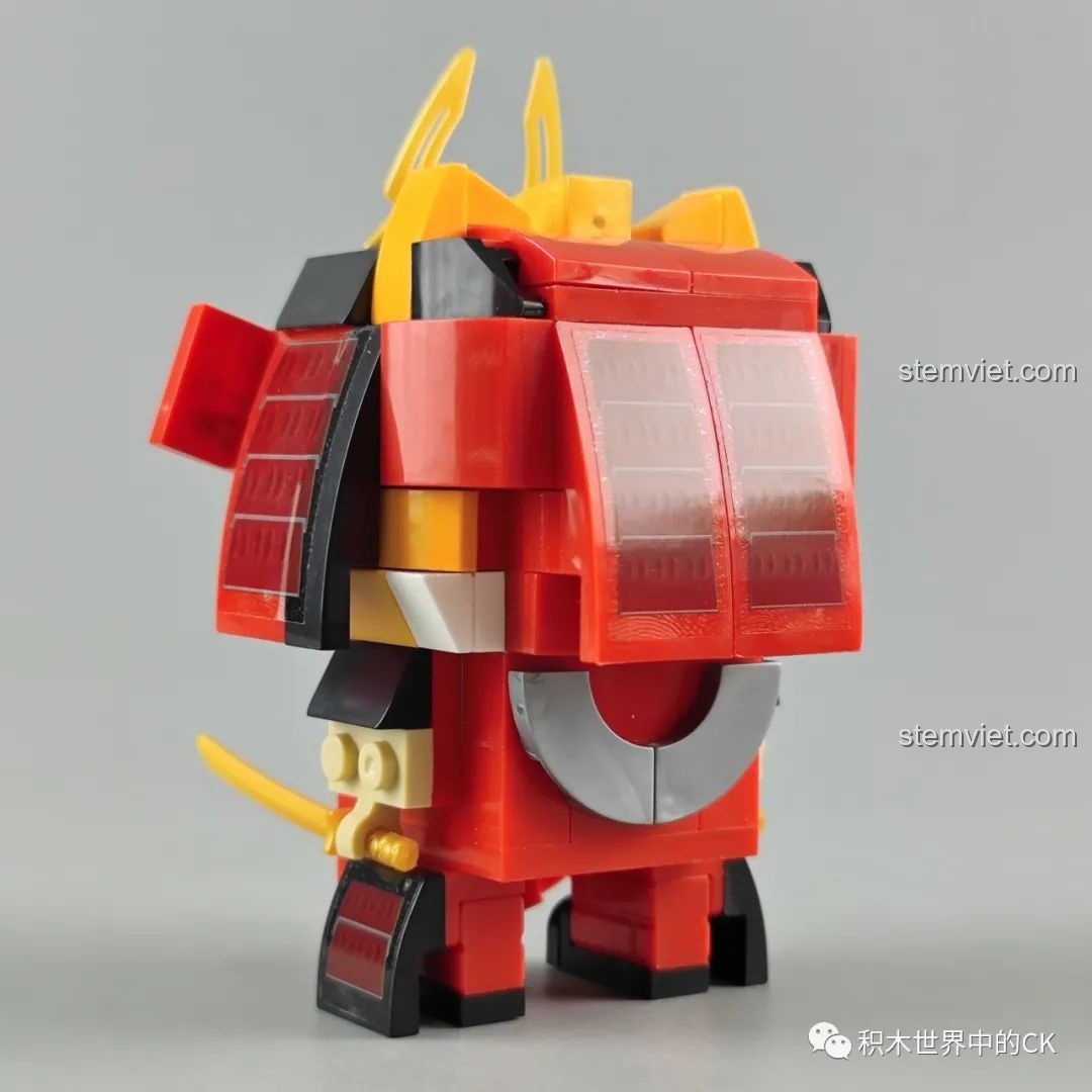 Mô hình Akita Nobunaga từ bộ lắp ráp Zhegao CW2001A Mô hình Samurai Thú Cưng, chụp góc nghiêng bên trái.