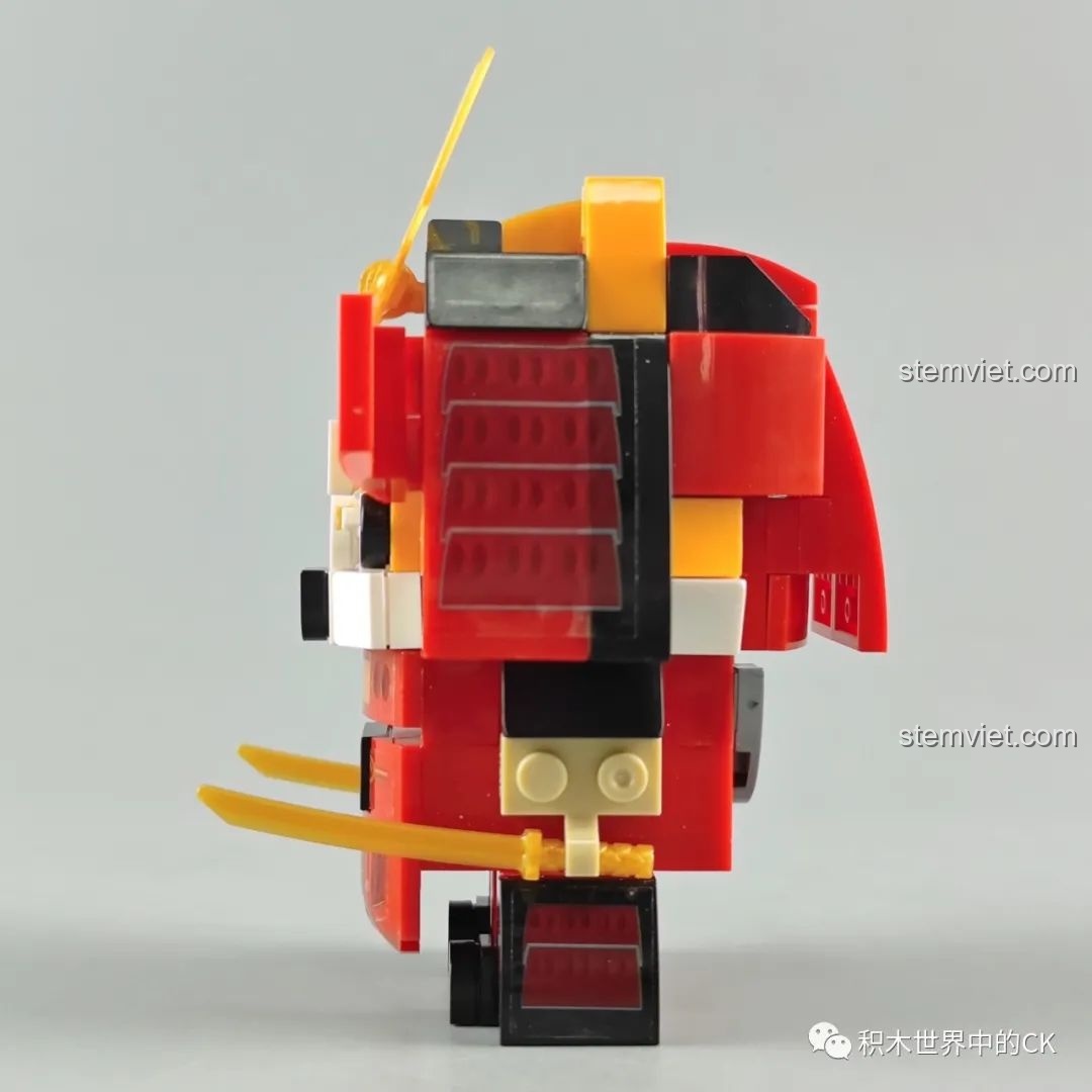 Mô hình Akita Nobunaga từ bộ lắp ráp Zhegao CW2001A Mô hình Samurai Thú Cưng, chụp từ phía sau.