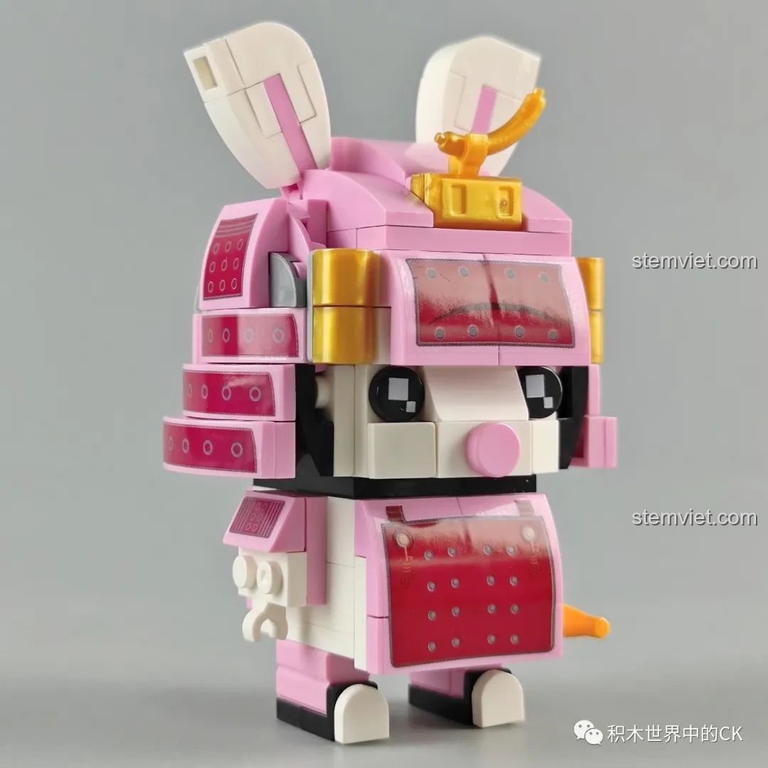 Mô hình Chiến Binh Hươu từ bộ lắp ráp Zhegao CW2001A Mô hình Samurai Thú Cưng, chụp góc nghiêng bên phải.