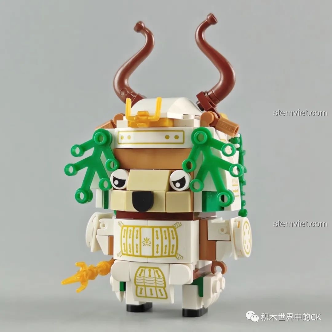 Mô hình Chiến Binh Hươu từ bộ lắp ráp Zhegao CW2001A Mô hình Samurai Thú Cưng, chụp từ phía sau.