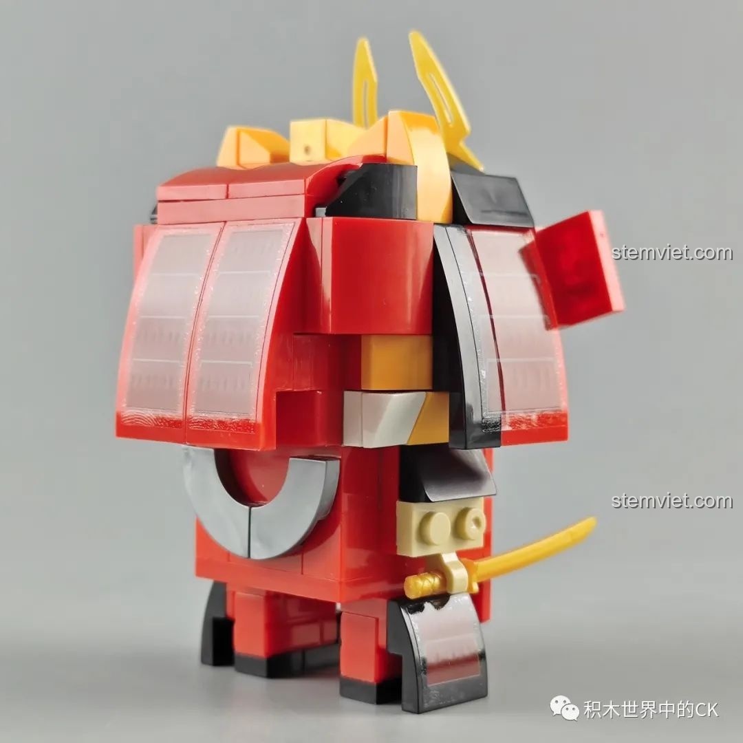 Mô hình Cú Mèo đã lắp ráp hoàn chỉnh từ bộ Zhegao CW2001A Mô hình Samurai Thú Cưng, nhìn từ phía trước.