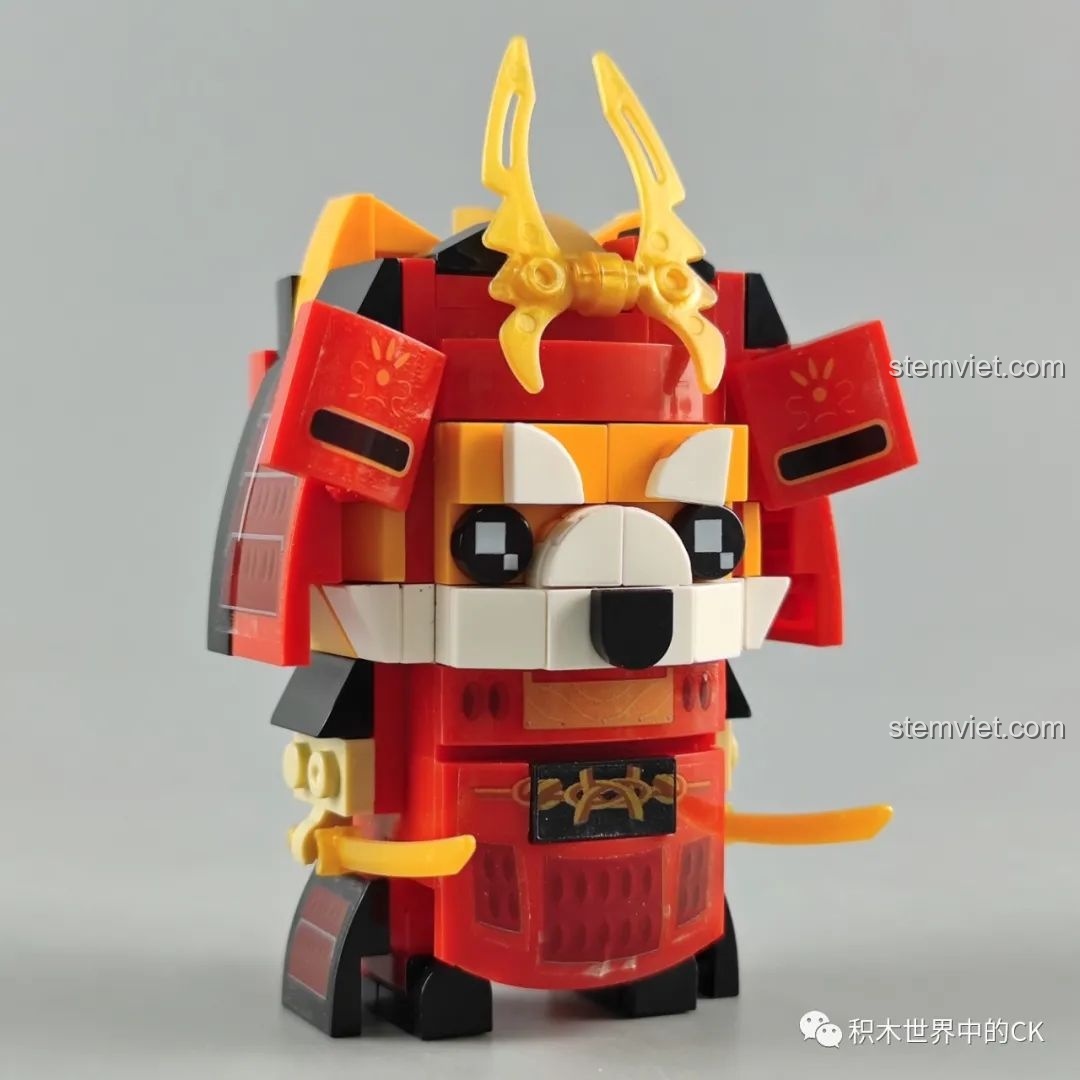 Mô hình Cú Mèo từ bộ lắp ráp Zhegao CW2001A Mô hình Samurai Thú Cưng, chụp góc nghiêng bên phải.