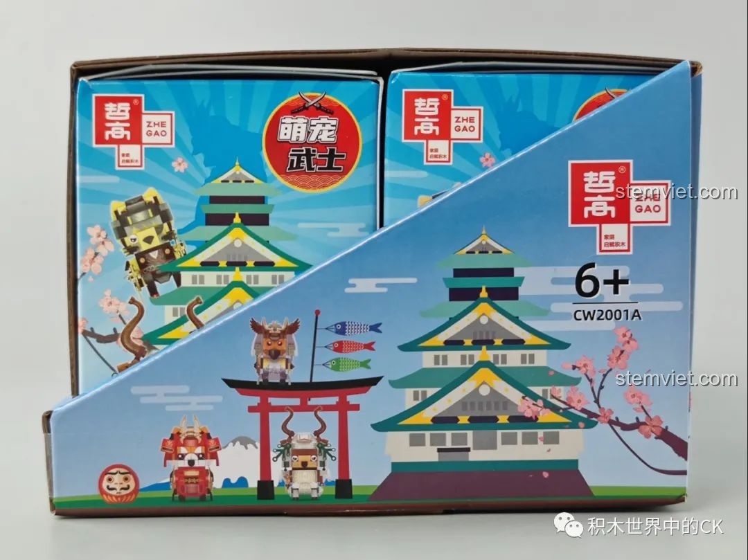 Hộp lớn của bộ lắp ráp Zhegao CW2001A Mô hình Samurai Thú Cưng được mở ra, để lộ các hộp mù nhỏ bên trong.