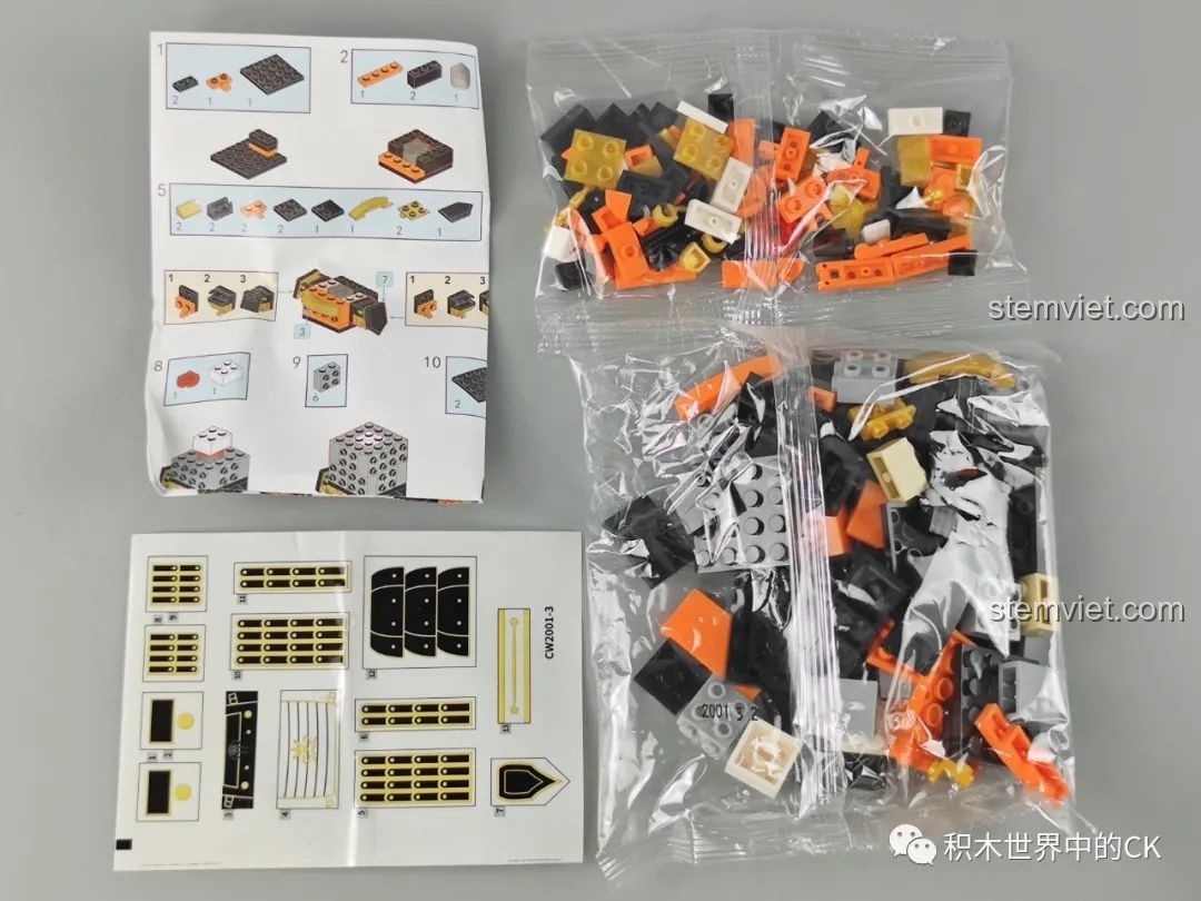 Các mảnh ghép, sách hướng dẫn và tờ sticker của một mẫu trong bộ lắp ráp Zhegao CW2001A Mô hình Samurai Thú Cưng.