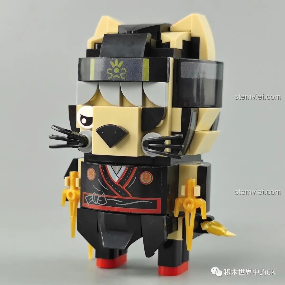 Mô hình Mèo Sát Thủ đã lắp ráp hoàn chỉnh từ bộ Zhegao CW2001A Mô hình Samurai Thú Cưng, nhìn từ phía trước.