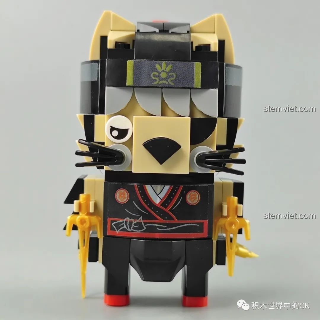 Mô hình Mèo Sát Thủ từ bộ lắp ráp Zhegao CW2001A Mô hình Samurai Thú Cưng, chụp chính diện.