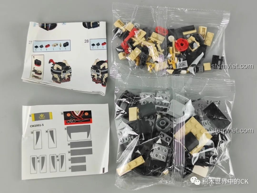 Các mảnh ghép, sách hướng dẫn và tờ sticker của mô hình Mèo Sát Thủ trong bộ Zhegao CW2001A.