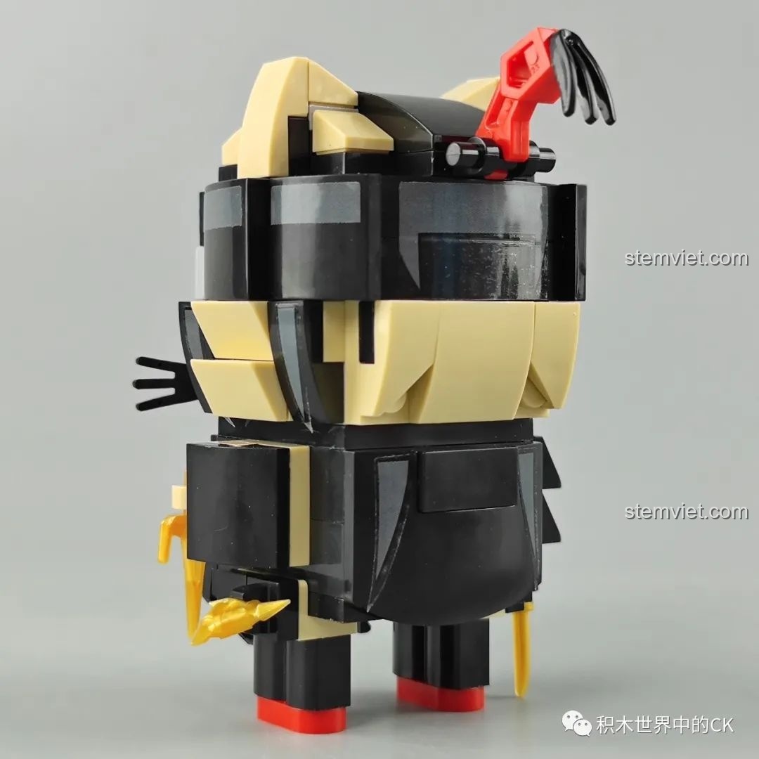 Mặt sau của mô hình Mèo Sát Thủ từ bộ lắp ráp Zhegao CW2001A Mô hình Samurai Thú Cưng.