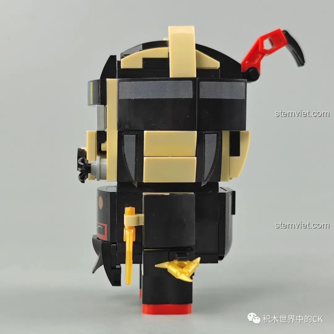 Mô hình Mèo Sát Thủ từ bộ lắp ráp Zhegao CW2001A Mô hình Samurai Thú Cưng, chụp góc nghiêng bên phải.