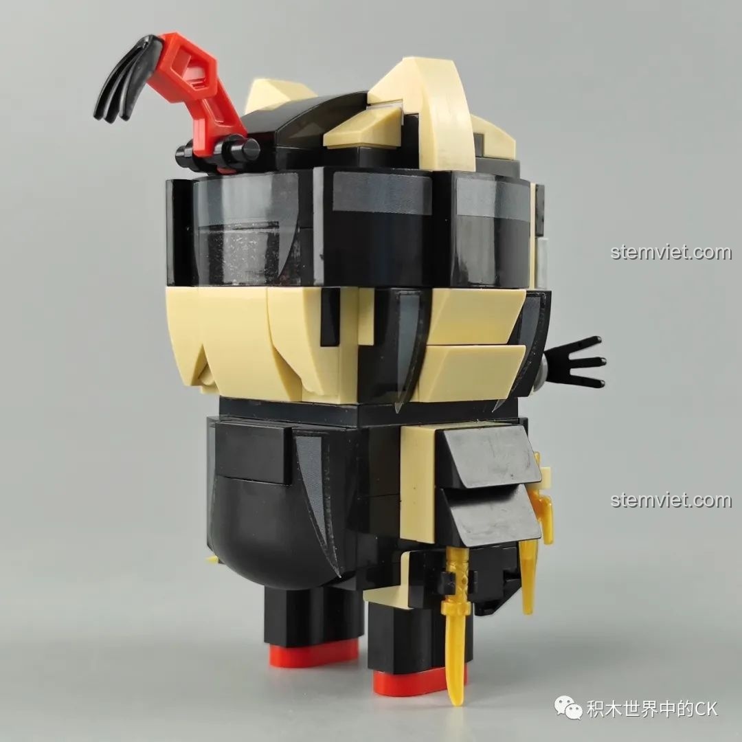 Mô hình Mèo Sát Thủ từ bộ lắp ráp Zhegao CW2001A Mô hình Samurai Thú Cưng, chụp góc nghiêng bên trái.