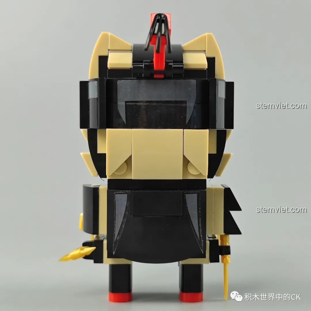 Mô hình Mèo Sát Thủ từ bộ lắp ráp Zhegao CW2001A Mô hình Samurai Thú Cưng, chụp từ phía sau.