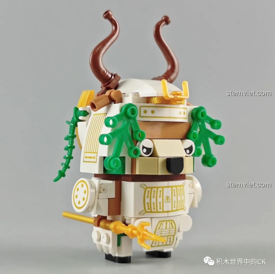 Mô hình Thỏ Hồng Samurai từ bộ Zhegao CW2001A Mô hình Samurai Thú Cưng được đặt cạnh các vật dụng màu hồng.