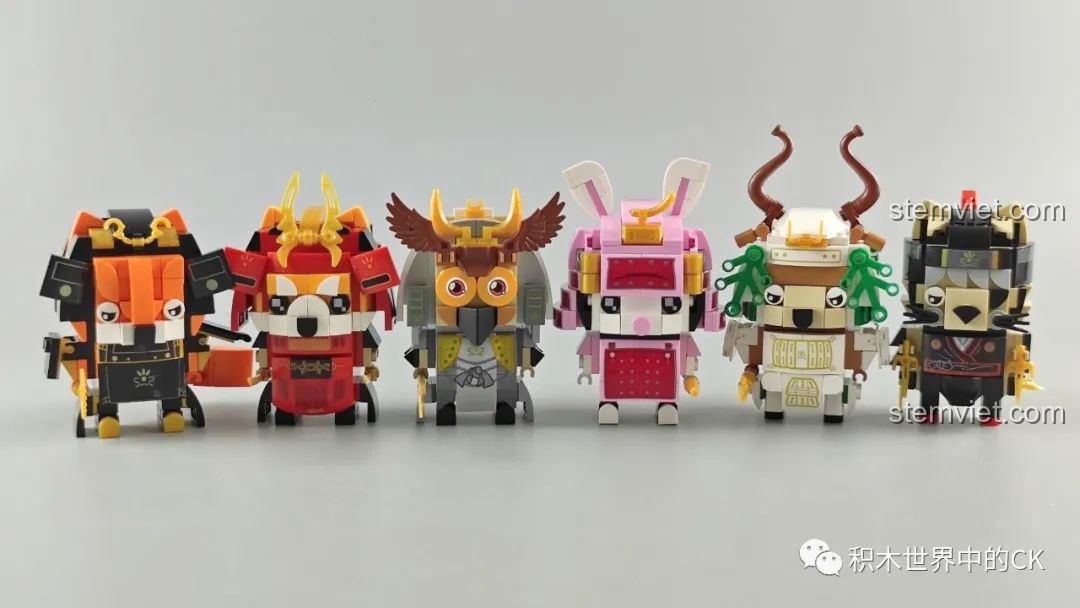 Mô hình Cáo Hanbei từ bộ Zhegao CW2001A Mô hình Samurai Thú Cưng được đặt cạnh một máy ảnh DSLR đồ chơi.