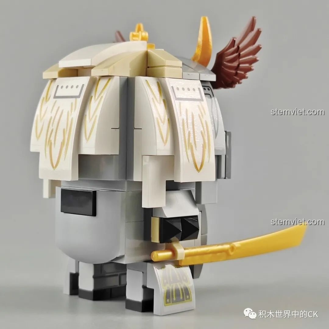 Mô hình Thỏ Hồng Samurai đã lắp ráp hoàn chỉnh từ bộ Zhegao CW2001A Mô hình Samurai Thú Cưng, nhìn từ phía trước.