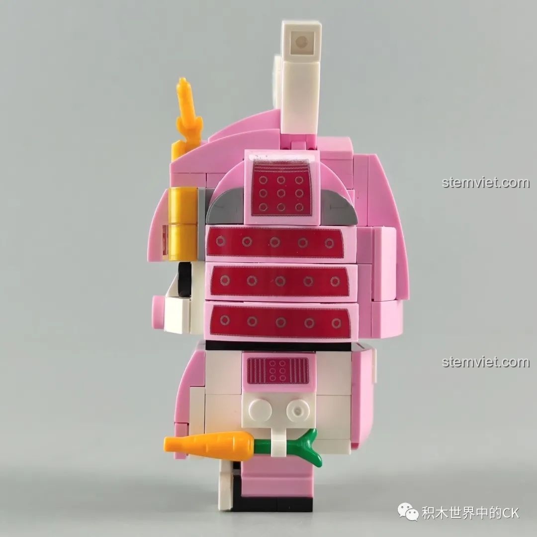 Mô hình Thỏ Hồng Samurai từ bộ lắp ráp Zhegao CW2001A Mô hình Samurai Thú Cưng, chụp từ bên hông.