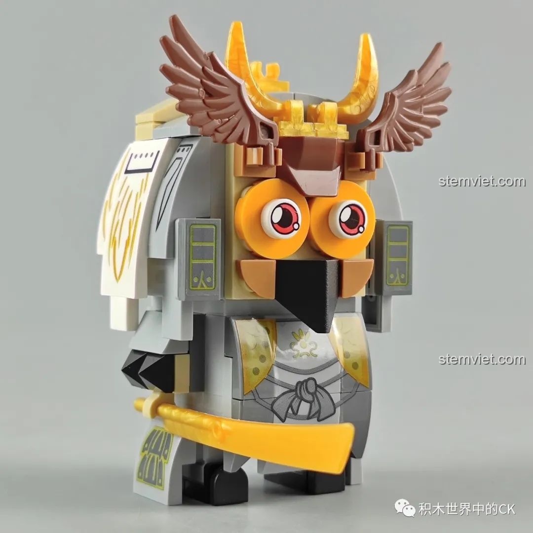 Mô hình Thỏ Hồng Samurai từ bộ lắp ráp Zhegao CW2001A Mô hình Samurai Thú Cưng, chụp góc nghiêng bên phải.