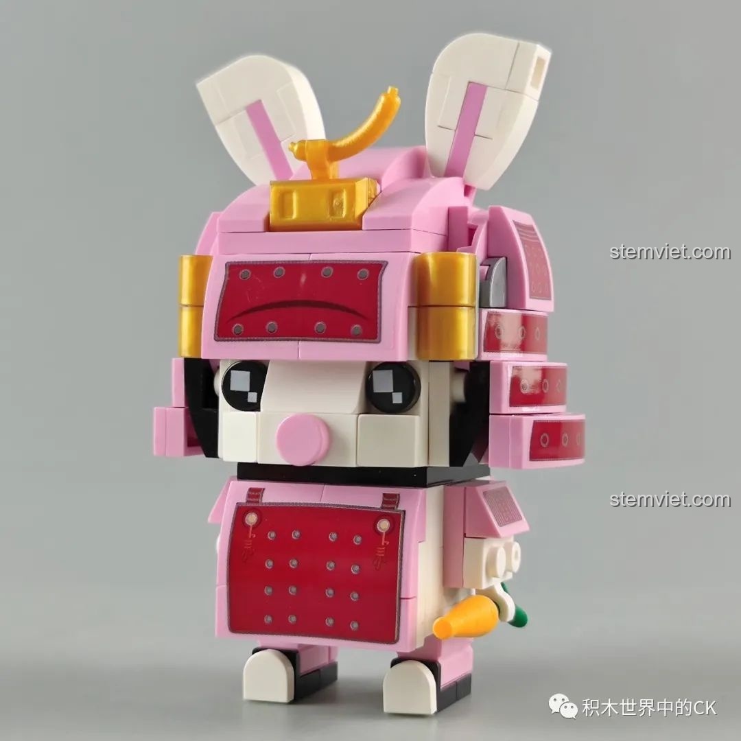 Mô hình Thỏ Hồng Samurai từ bộ lắp ráp Zhegao CW2001A Mô hình Samurai Thú Cưng, chụp từ phía sau.