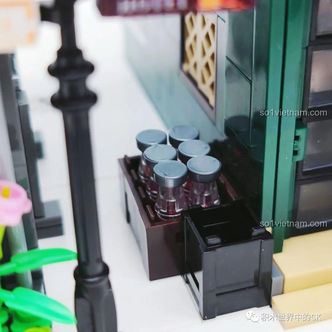 Cận cảnh chi tiết mặt tiền tầng 1 của ZHEGAO DZ6113 Khách sạn Cà phê, bao gồm cửa ra vào và biển hiệu.