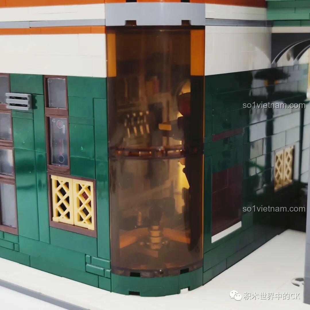 Cận cảnh chi tiết mặt tiền tầng 1 của ZHEGAO DZ6113 Khách sạn Cà phê, bao gồm cửa ra vào và biển hiệu.