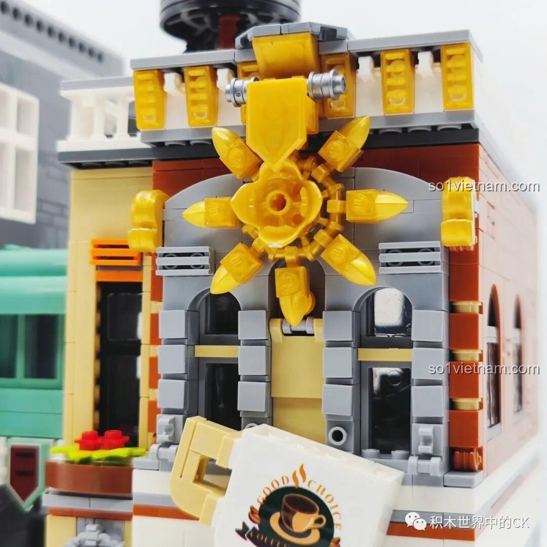 Cận cảnh chi tiết mặt tiền tầng 1 của ZHEGAO DZ6113 Khách sạn Cà phê, bao gồm cửa ra vào và biển hiệu.