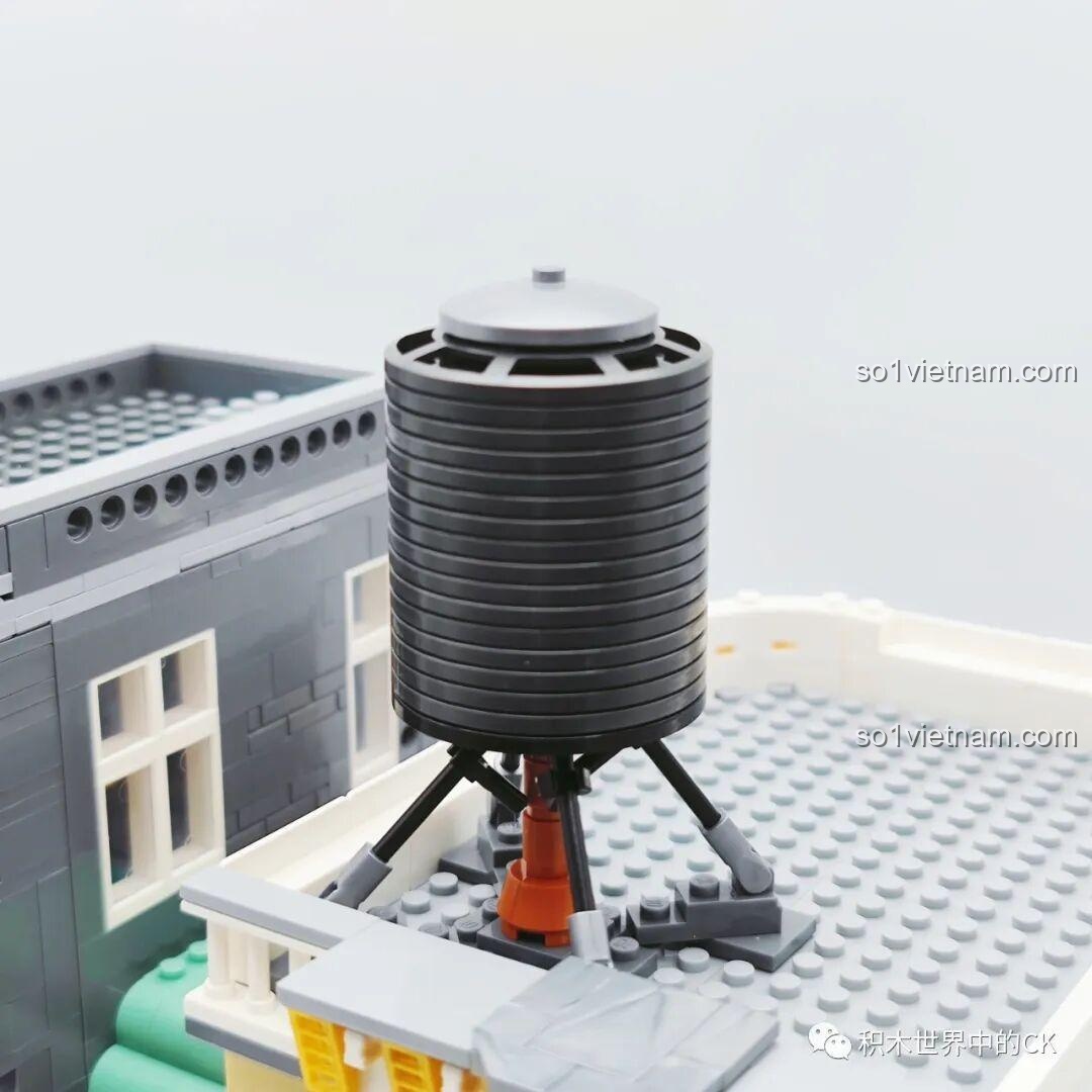 Cận cảnh chi tiết mặt tiền tầng 1 của ZHEGAO DZ6113 Khách sạn Cà phê, bao gồm cửa ra vào và biển hiệu.