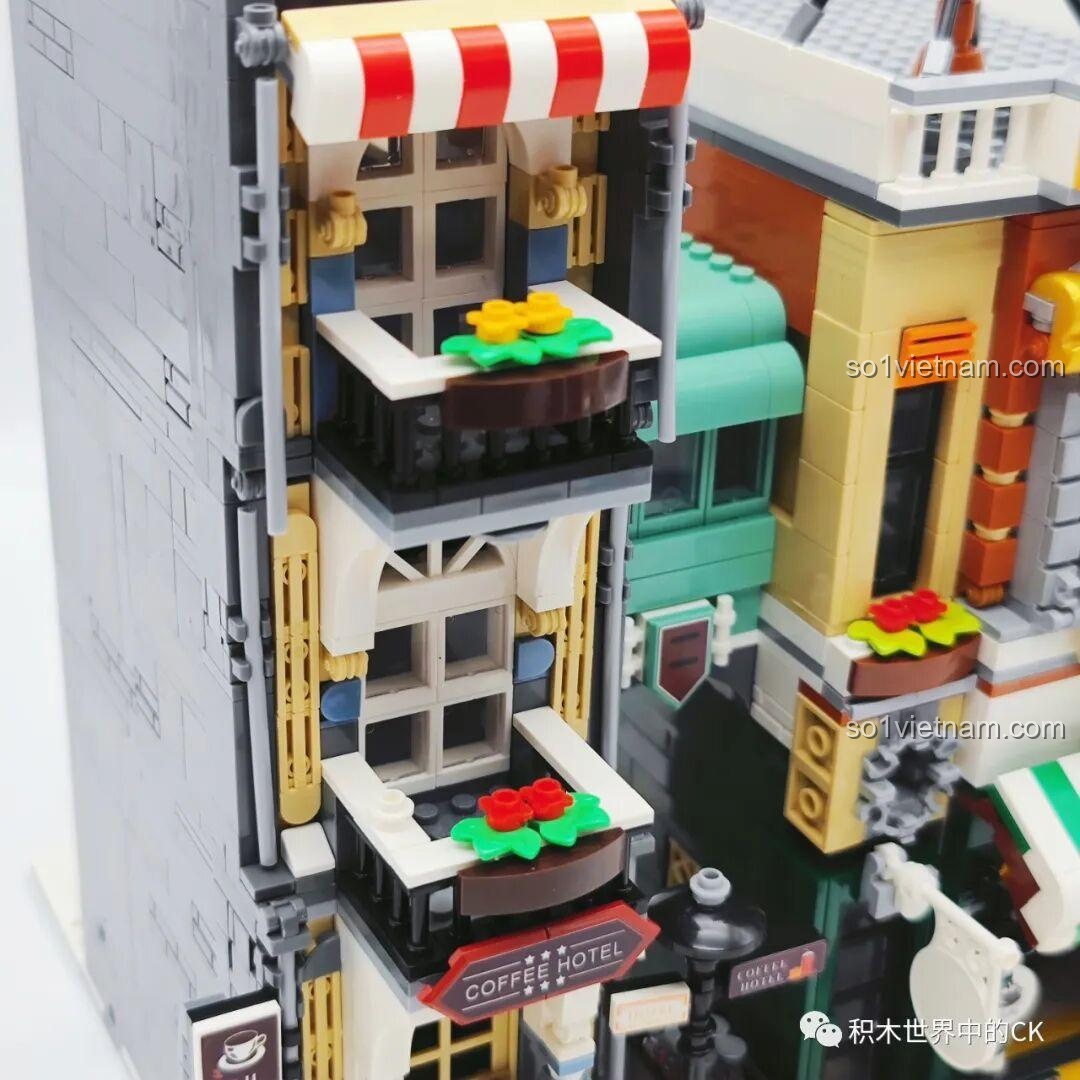 Cận cảnh chi tiết mặt tiền tầng 1 của ZHEGAO DZ6113 Khách sạn Cà phê, bao gồm cửa ra vào và biển hiệu.