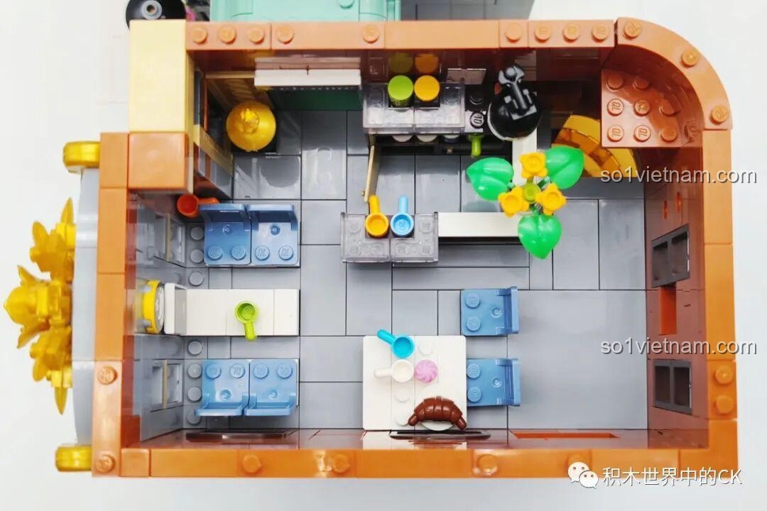 Cận cảnh chi tiết mặt tiền tầng 1 của ZHEGAO DZ6113 Khách sạn Cà phê, bao gồm cửa ra vào và biển hiệu.