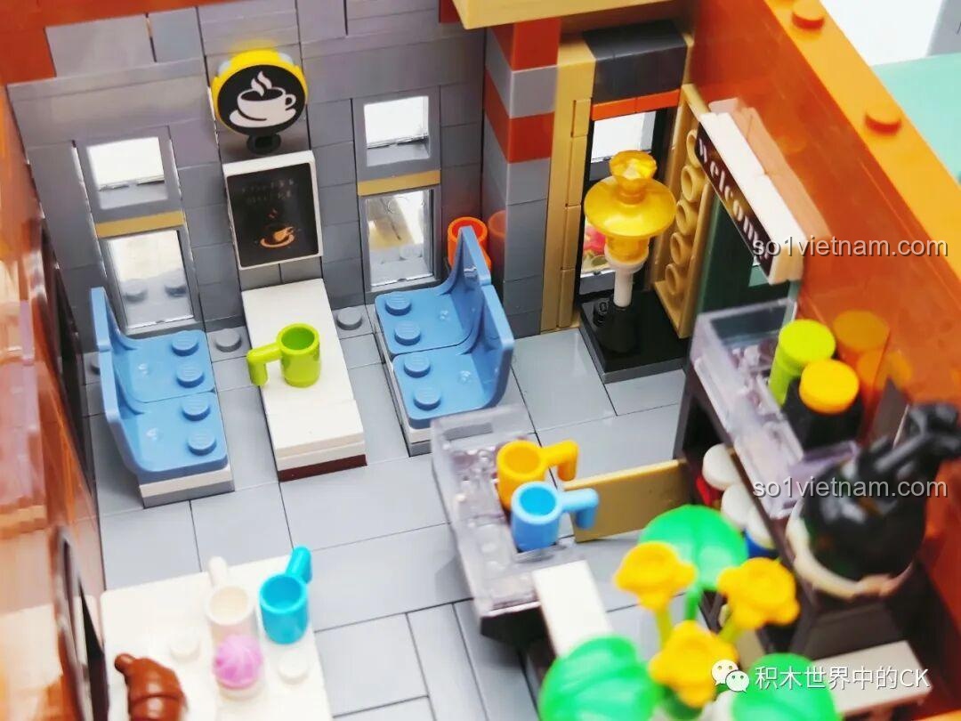 Cận cảnh chi tiết mặt tiền tầng 1 của ZHEGAO DZ6113 Khách sạn Cà phê, bao gồm cửa ra vào và biển hiệu.