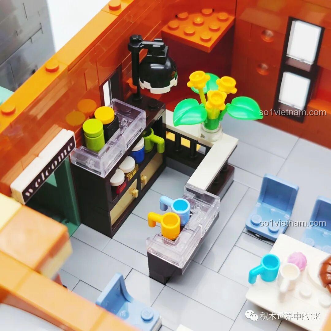 Cận cảnh chi tiết mặt tiền tầng 1 của ZHEGAO DZ6113 Khách sạn Cà phê, bao gồm cửa ra vào và biển hiệu.