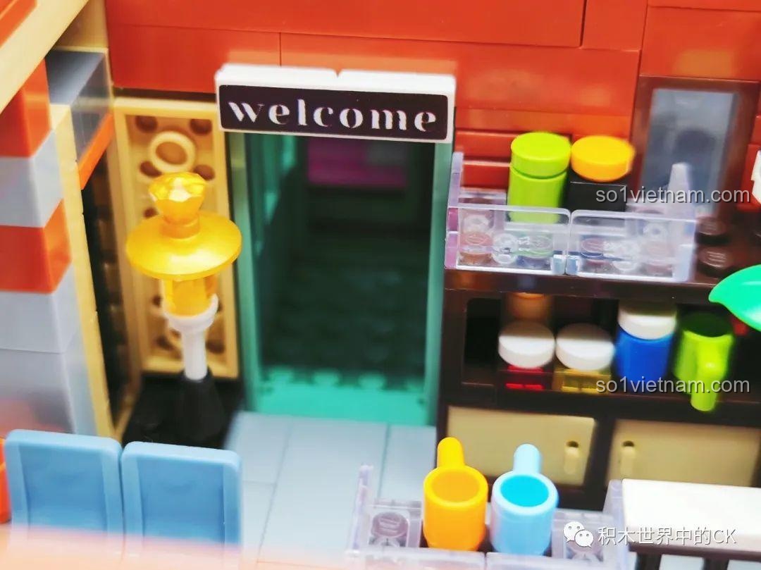 Cận cảnh chi tiết mặt tiền tầng 1 của ZHEGAO DZ6113 Khách sạn Cà phê, bao gồm cửa ra vào và biển hiệu.