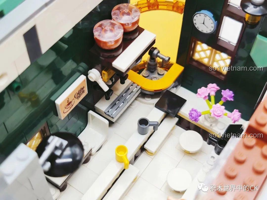 Cận cảnh chi tiết mặt tiền tầng 1 của ZHEGAO DZ6113 Khách sạn Cà phê, bao gồm cửa ra vào và biển hiệu.