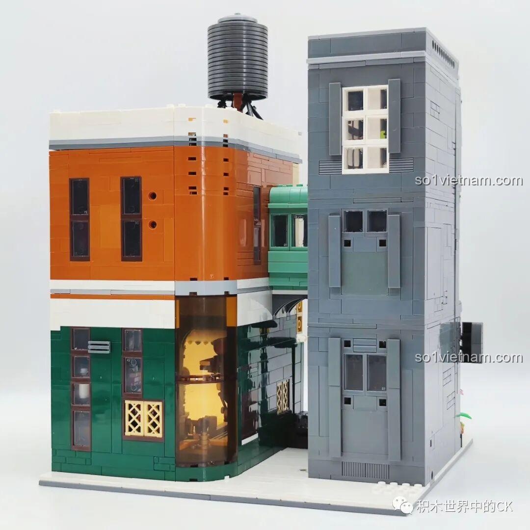 Cận cảnh chi tiết mặt tiền tầng 1 của ZHEGAO DZ6113 Khách sạn Cà phê, bao gồm cửa ra vào và biển hiệu.