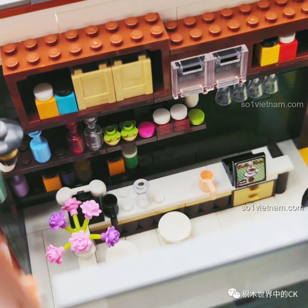 Cận cảnh chi tiết mặt tiền tầng 1 của ZHEGAO DZ6113 Khách sạn Cà phê, bao gồm cửa ra vào và biển hiệu.