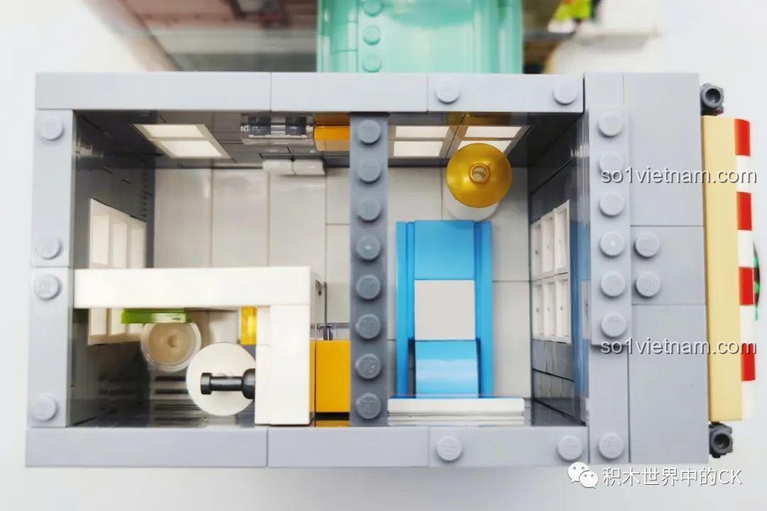 Cận cảnh chi tiết mặt tiền tầng 1 của ZHEGAO DZ6113 Khách sạn Cà phê, bao gồm cửa ra vào và biển hiệu.