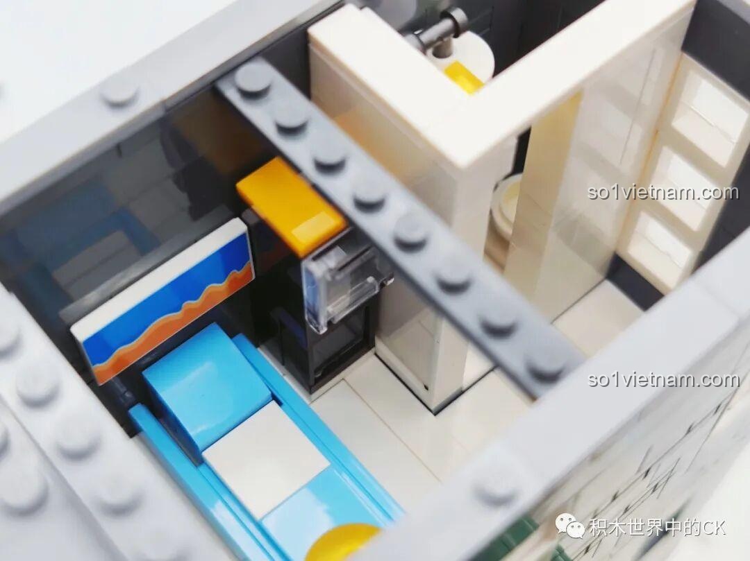 Cận cảnh chi tiết mặt tiền tầng 1 của ZHEGAO DZ6113 Khách sạn Cà phê, bao gồm cửa ra vào và biển hiệu.